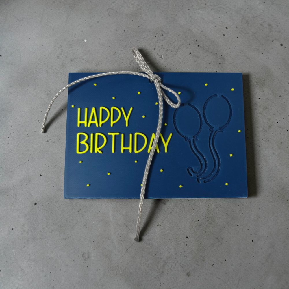 blaue 3D Karte mit Schriftzug „Happy Birthday“, Luftballons und dekorativen kleinen Punkten